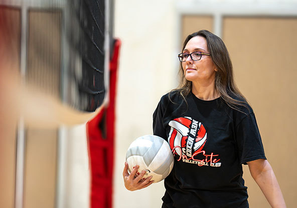 Image of Dani Roberts with a volleyball
